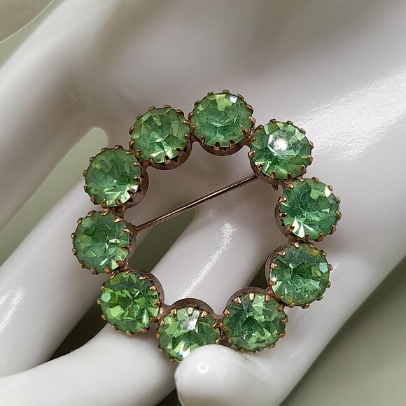Vintage Peridot Green Circle Brooch Prong Set Rhinestones, Uranium Glass, 1 1/2" - Picture 1 of 10